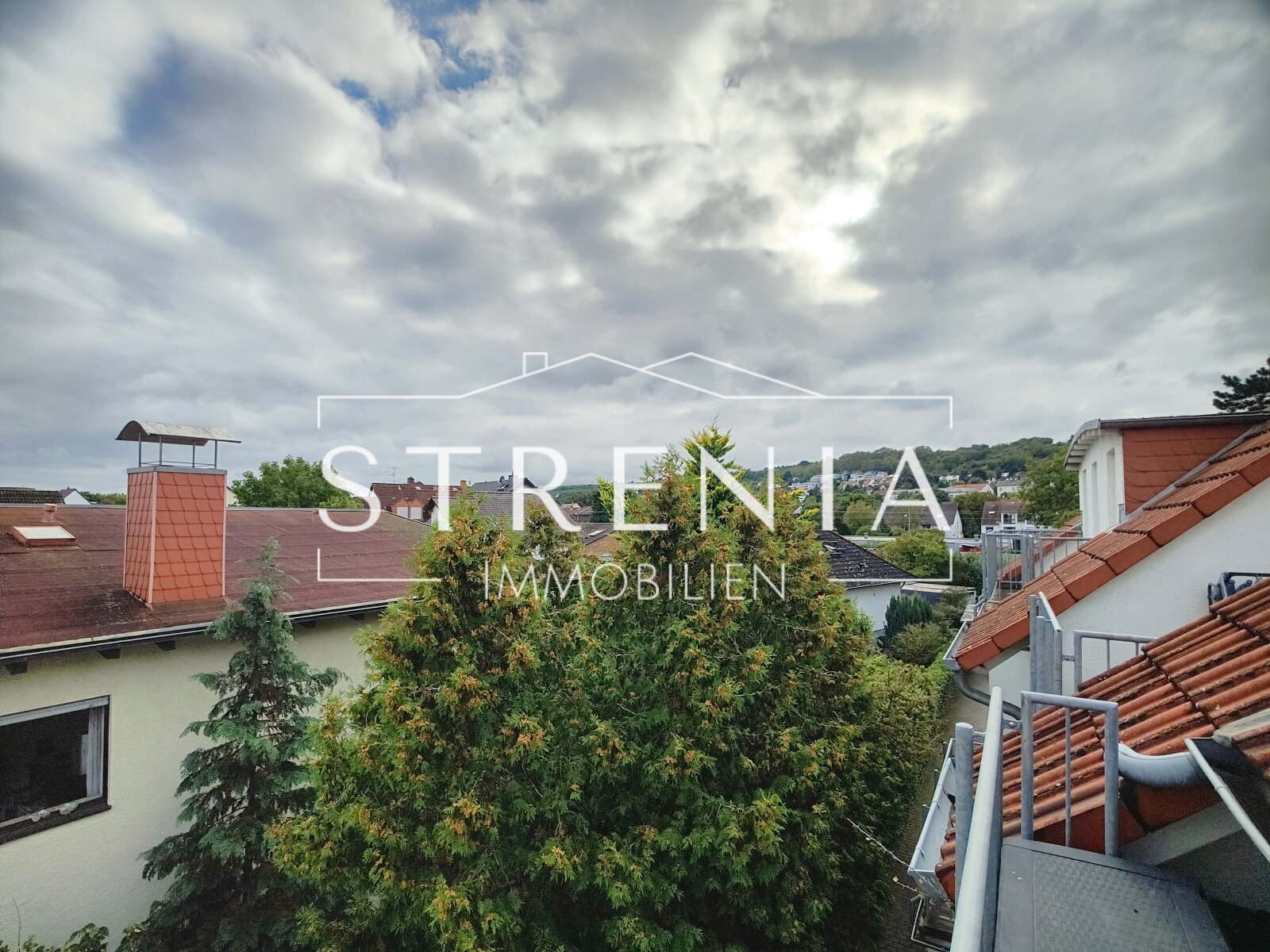 Großzügige 4-Zimmer-Wohnung mit 4 Balkonen und Carport-Stellplatz