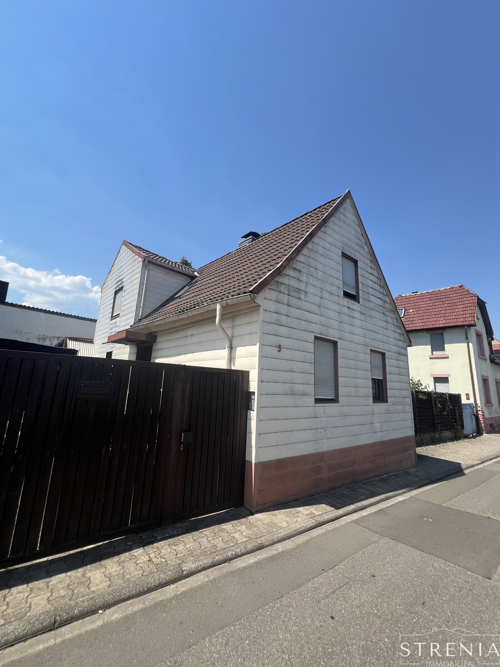 Eigenheim mit Garage und Freisitz in Eisenberg