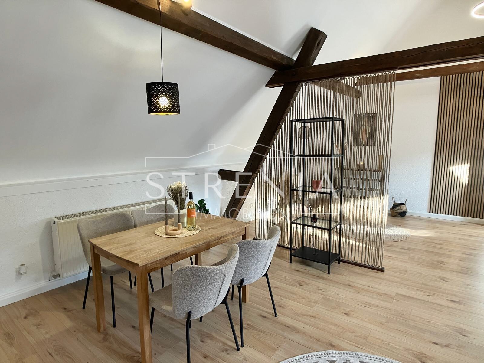 Framersheim: Einzigartige, renovierte 3,5 Maisonette-Wohnung mit viel Abstellfläche Framersheim: Einzigartige, renovierte 3,5 Maisonette-Wohnung mit viel Abstellfläche