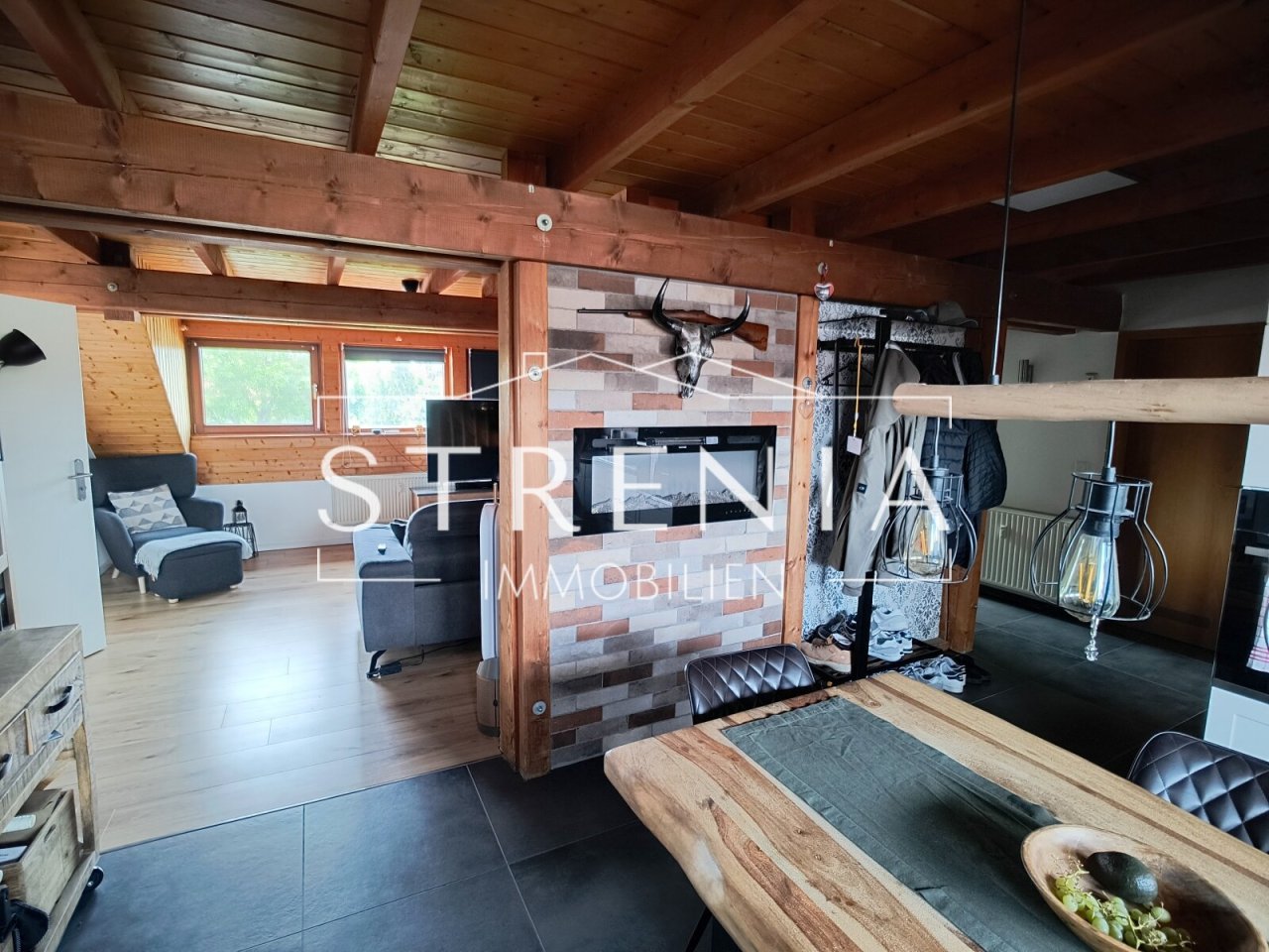 Essbereich und Wohnzimmer Essbereich und Wohnzimmer