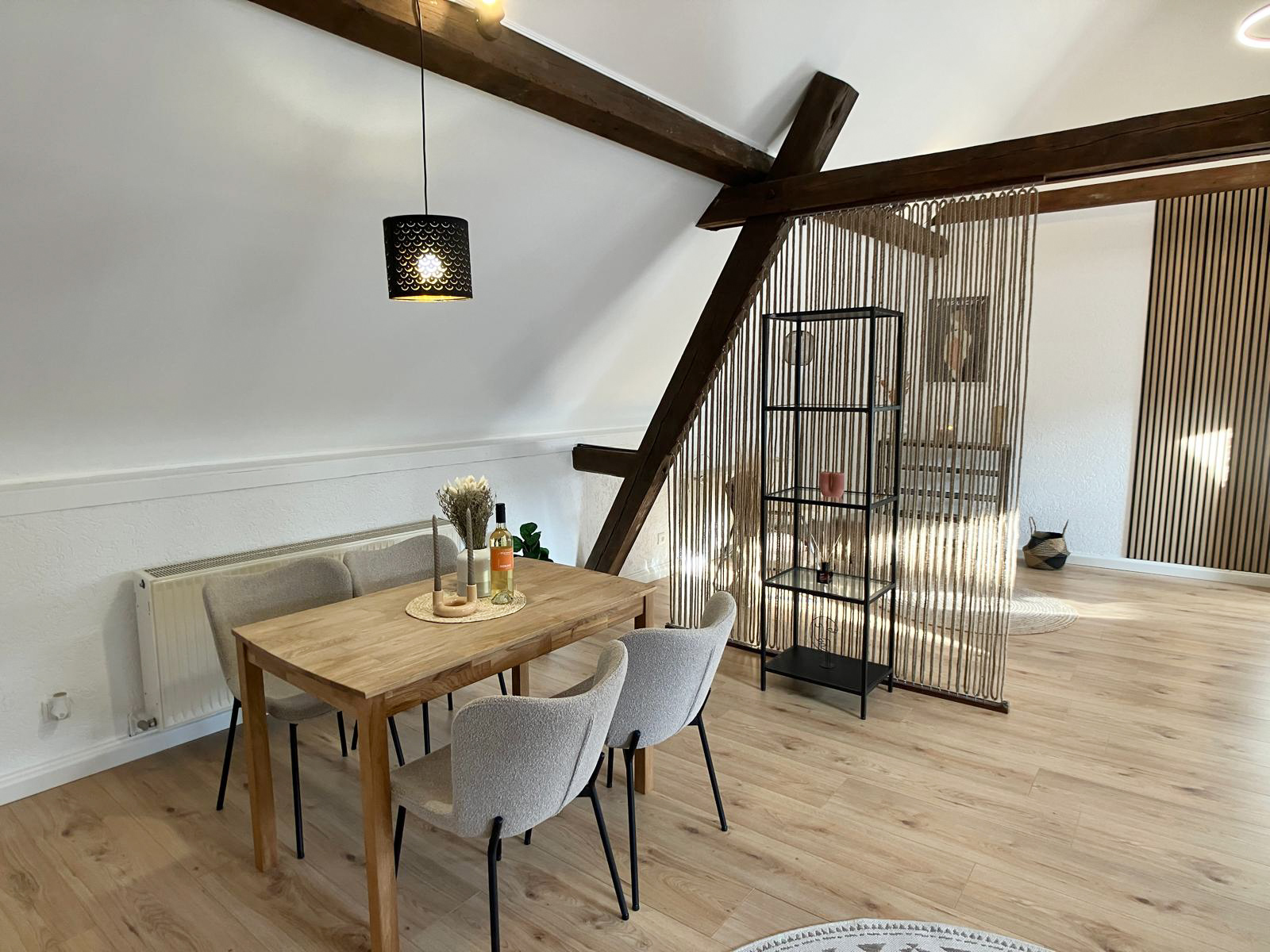 Home Staging offenes Wohnzimmer mit Esstischgruppe