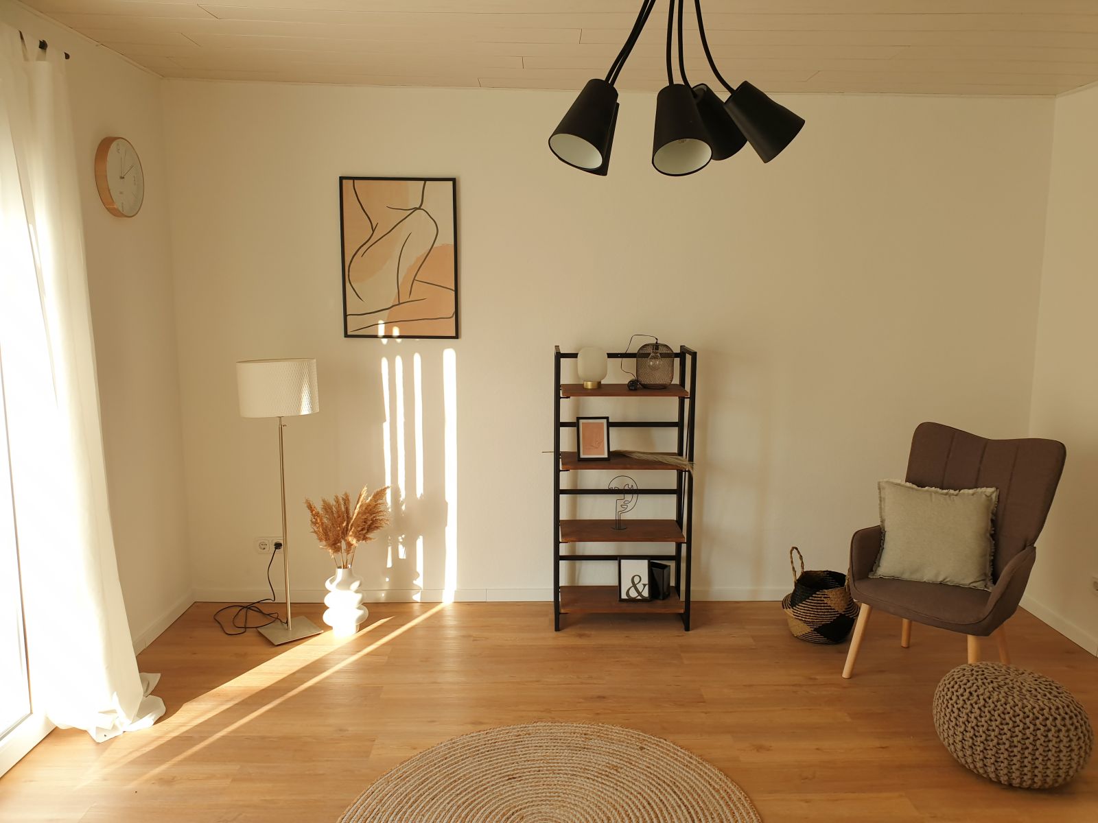 Home Staging im sonnigen Wohnzimmer