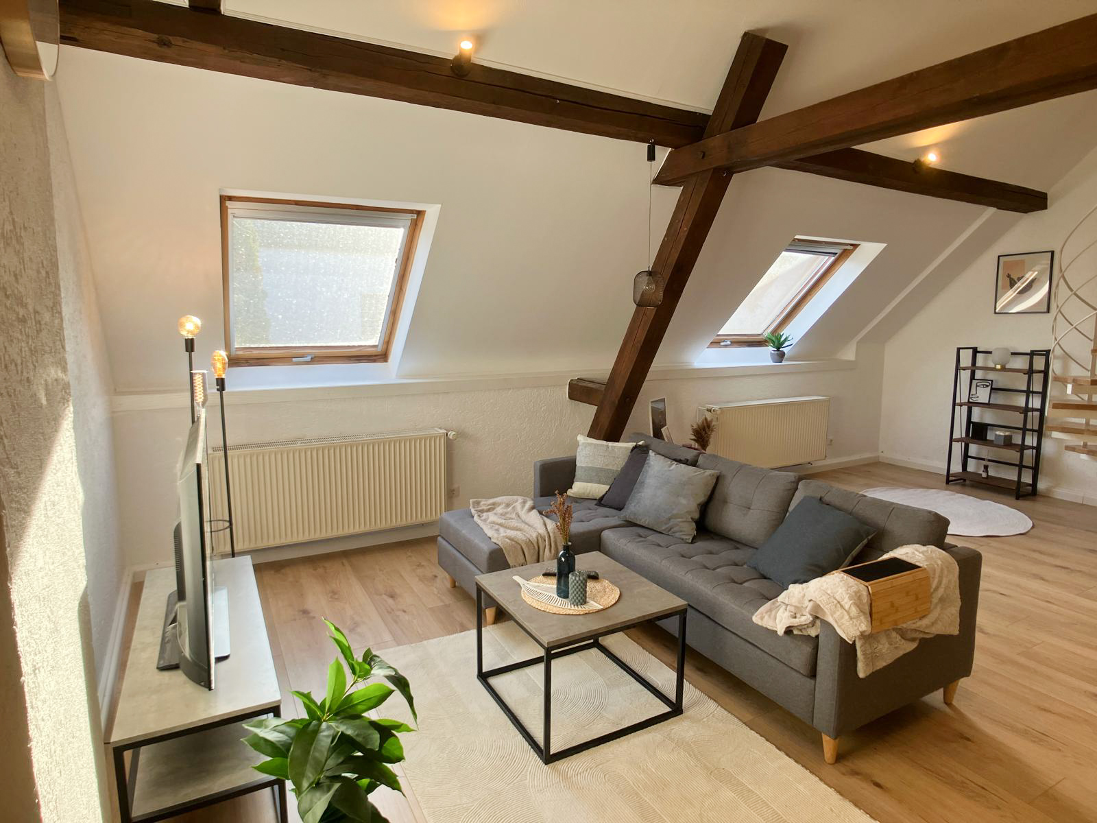 Modernes sonniges Wohnzimmer mit Home Staging